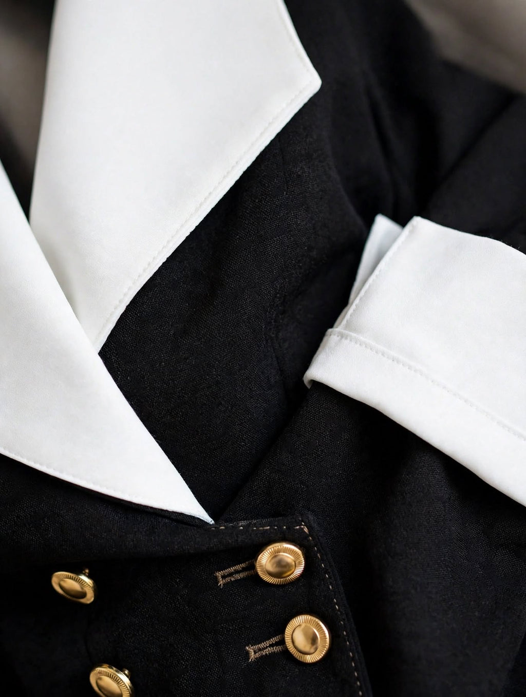 Blazer Cintré à Bords Festonnés – L'Élégance Moderne au Quotidien