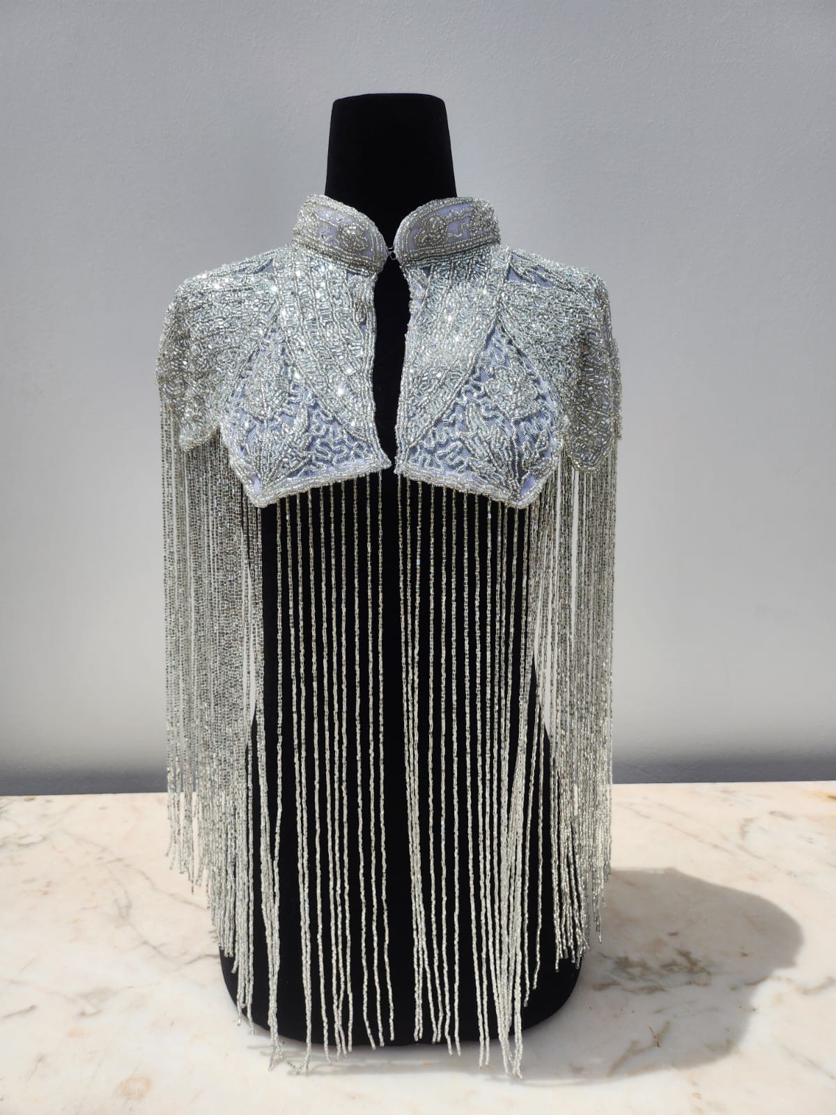 Cape ornée de perles et de cristaux, confectionnée à la main – Taille unique (convient aux tailles 8 à 20 UK) – Cape étincelante-3