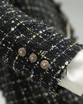 Veste en tweed sophistiquée à bords effilochés et boutons dorés