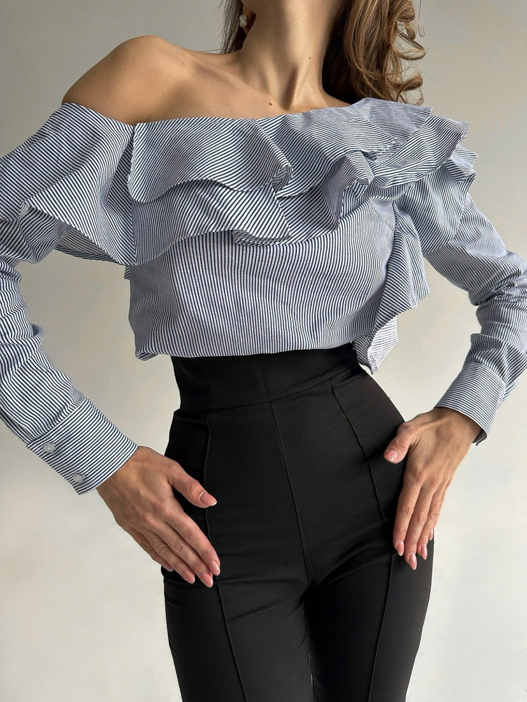 Blouse asymétrique à une épaule et à volants, rayures bleues et blanches, GLOWSYOU-10