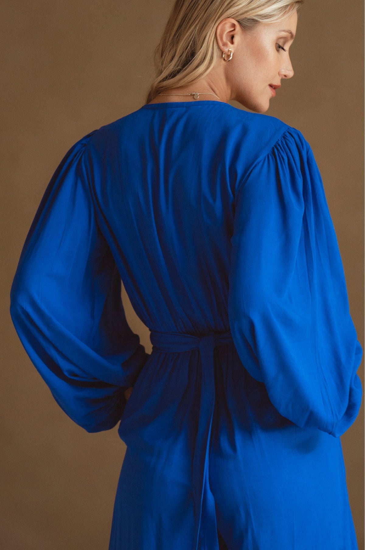 Luna Convertible Jumpsuit - la combinaison bleu roi / bleu cobalt convertible avec décolleté profond, dos nu et découpe au ventre-2