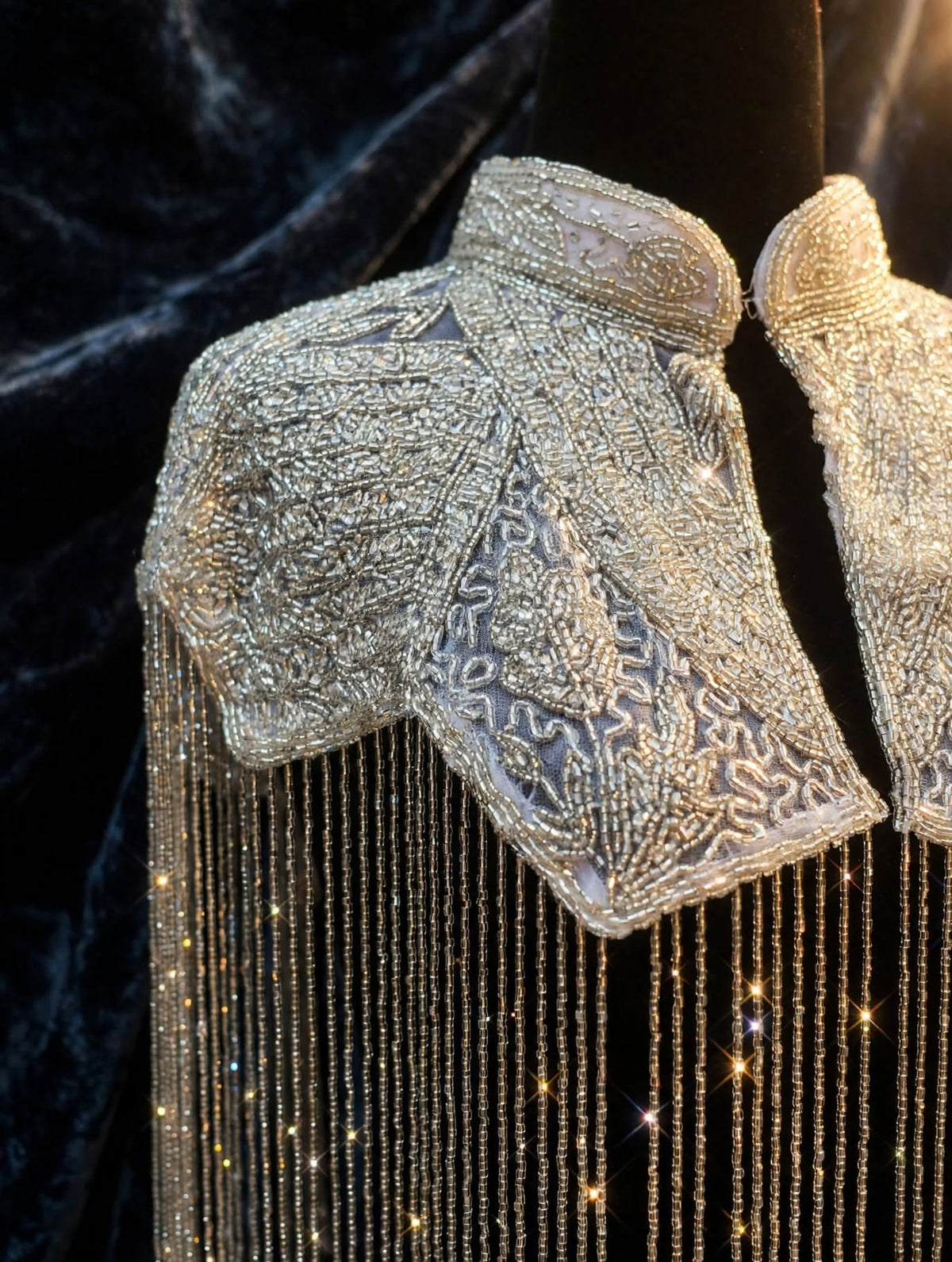 Cape Bijou Haute Couture - Élégance Scintillante et Franges Argentées
