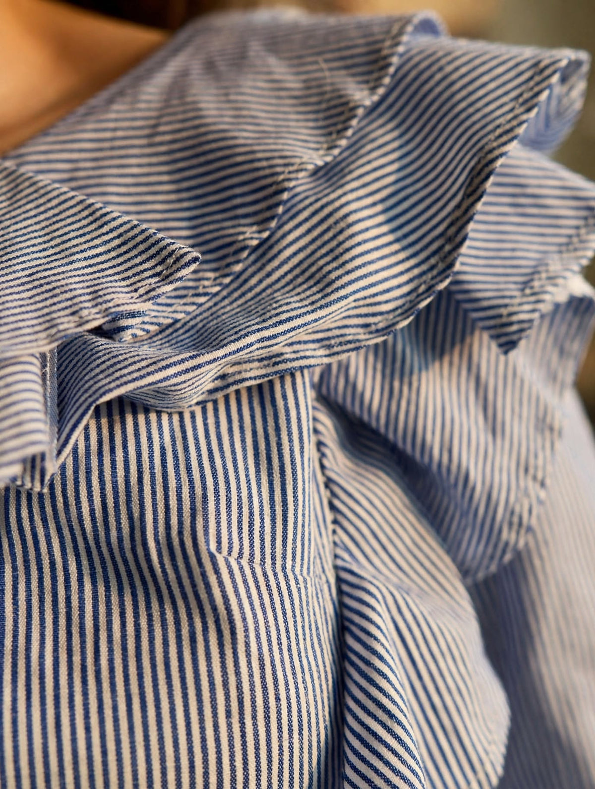 Blouse asymétrique à une épaule et à volants, rayures bleues et blanches, GLOWSYOU