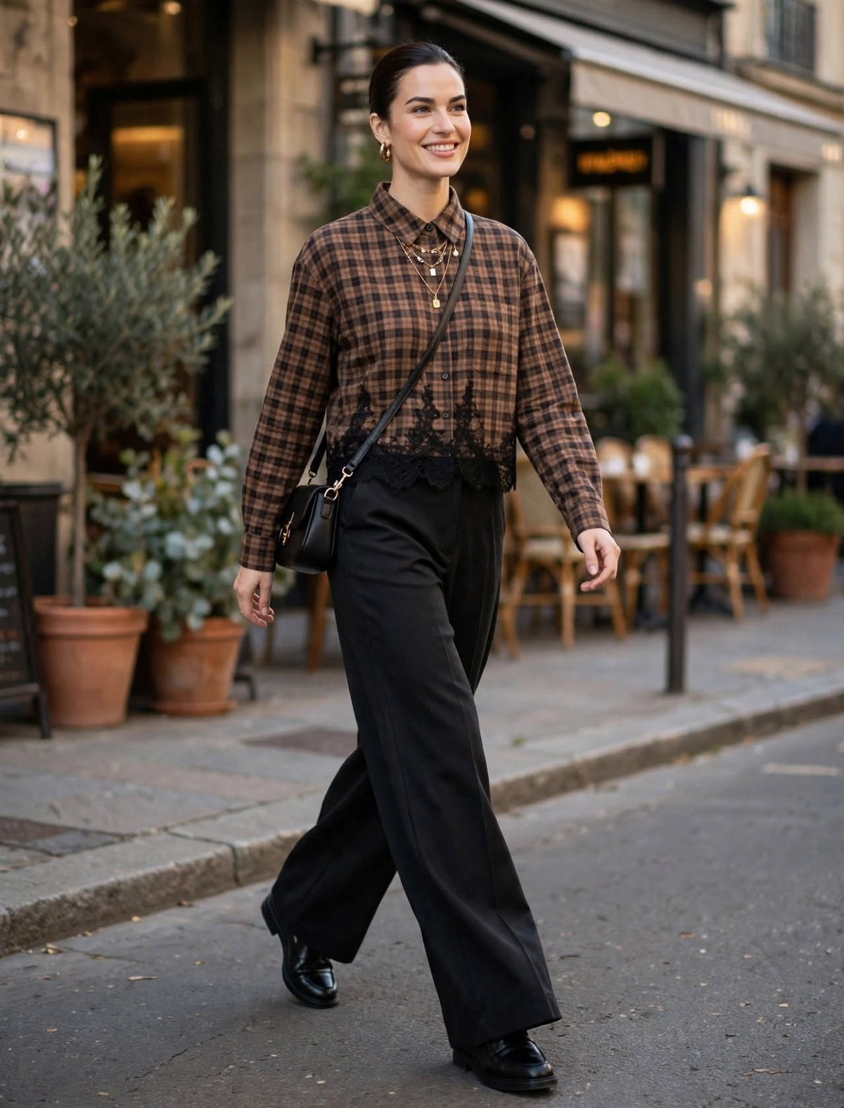 Chemise à Carreaux et Détails Dentelle - L'Incontournable Chic