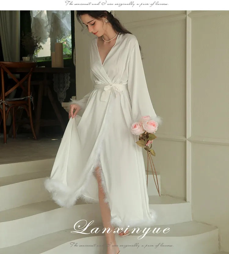 Robe de Nuit Longue en Satin à Plumes — Nuisette Chic Manches Trois-Quarts