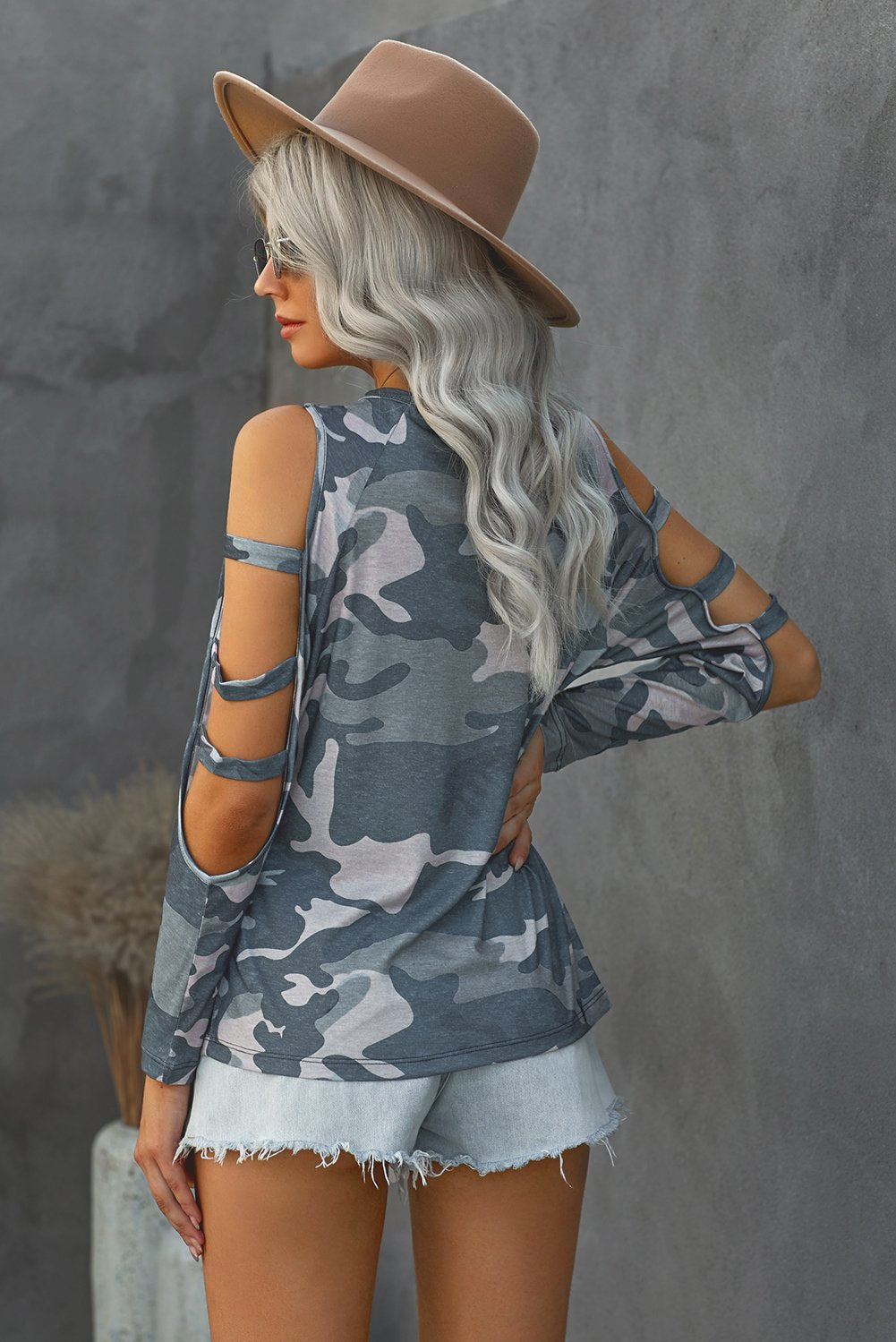 Camouflage-Langarmshirt mit schulterfreiem Ausschnitt