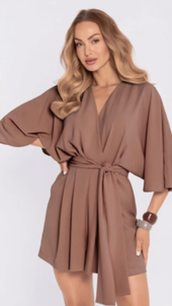 Der Jumpsuit in Marron Glacé mit weiten Kimonoärmeln und Bindegürtel