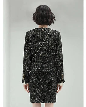 Veste en tweed sophistiquée à bords effilochés et boutons dorés