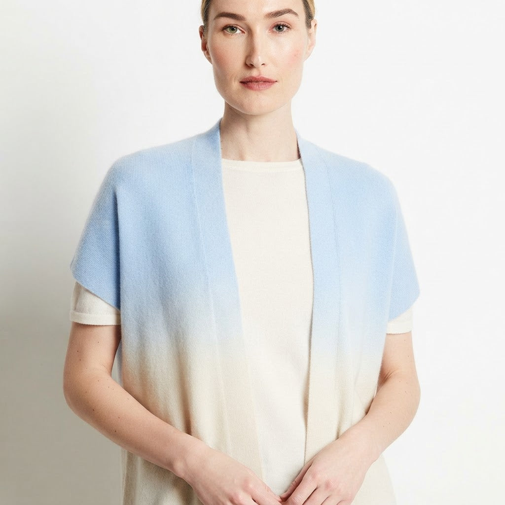Gilet à manches courtes femme en cachemire déjaugé tie & dye blanc écru & bleu ciel - AVA 11A