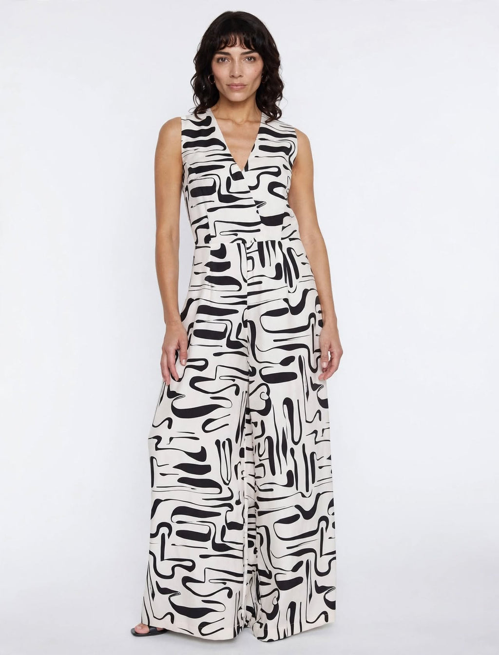Jumpsuit mit Grafik-Print in Schwarz & Ecru, ärmellos mit V-Ausschnitt.