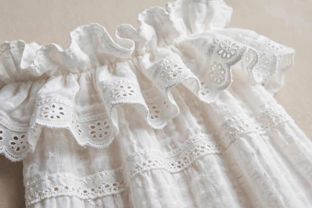 Robe Longue Bohème 'Éclat Solaire' - Blanc Pur et Dentelle Délicate
