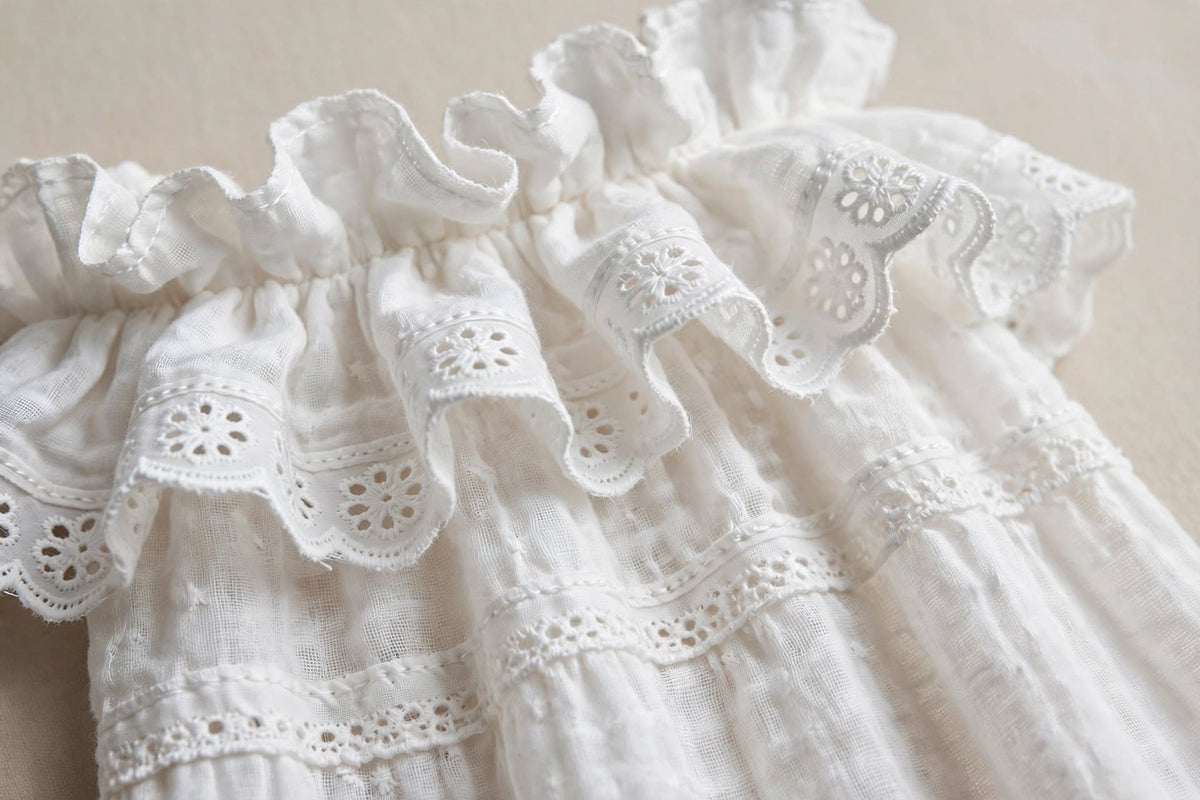 Robe Longue Bohème 'Éclat Solaire' - Blanc Pur et Dentelle Délicate