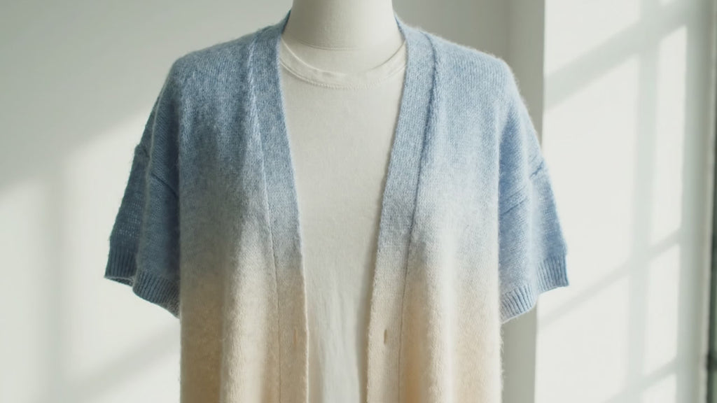Gilet à manches courtes femme en cachemire déjaugé tie & dye blanc écru & bleu ciel - AVA 11A