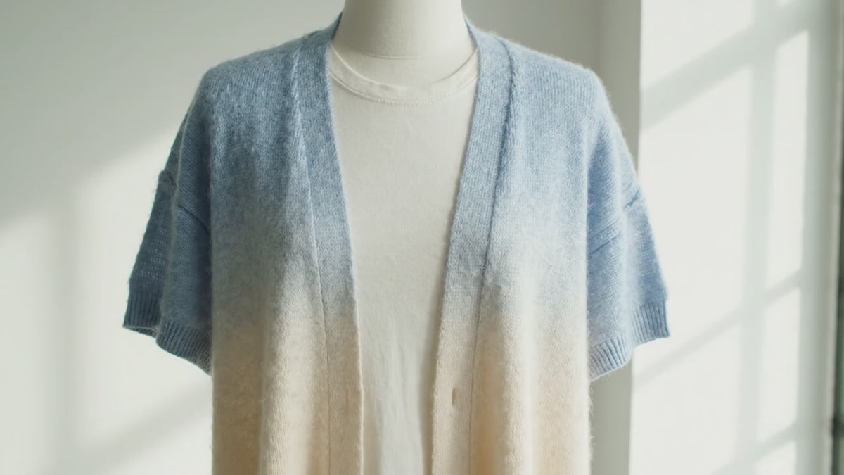 Gilet à manches courtes femme en cachemire déjaugé tie & dye blanc écru & bleu ciel - AVA 11A