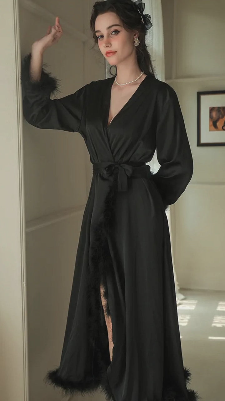 Robe de Nuit Satinée aux Plumes : L'Éclat de vos Soirées