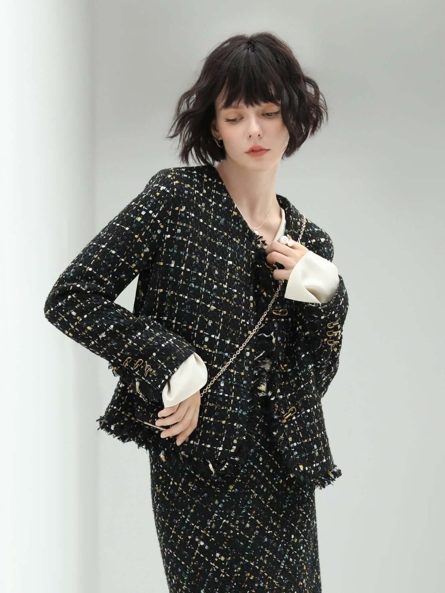 Veste en tweed sophistiquée à bords effilochés et boutons dorés-0
