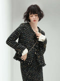 Veste en tweed sophistiquée à bords effilochés et boutons dorés-0