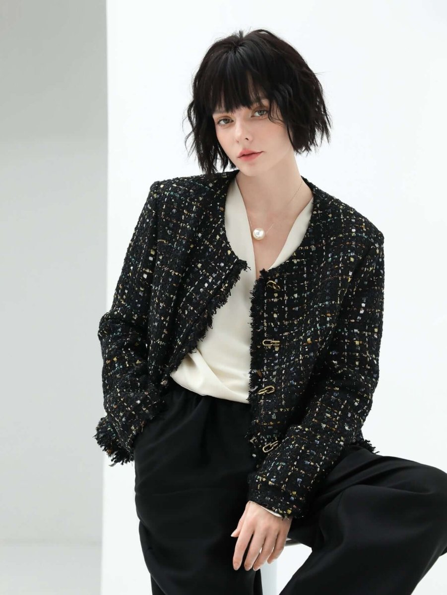 Veste en tweed sophistiquée à bords effilochés et boutons dorés-2