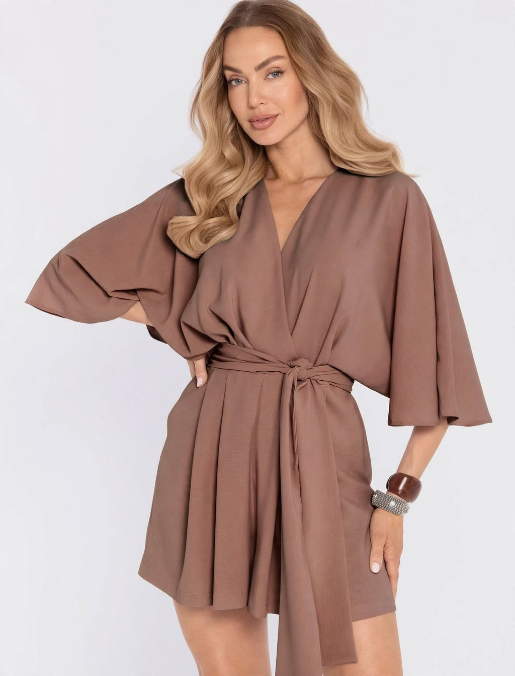 Der Jumpsuit in Marron Glacé mit weiten Kimonoärmeln und Bindegürtel