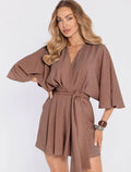 Der Jumpsuit in Marron Glacé mit weiten Kimonoärmeln und Bindegürtel