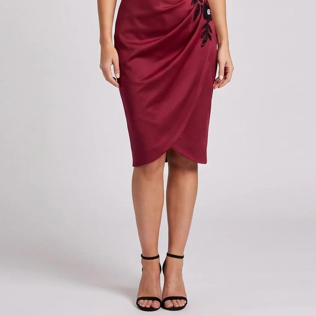 VIVIENNE - Korsett-Abendkleid aus karmesinrotem Satin | Schwarze Paillettenstickerei | Luxe Noir CWL-1884