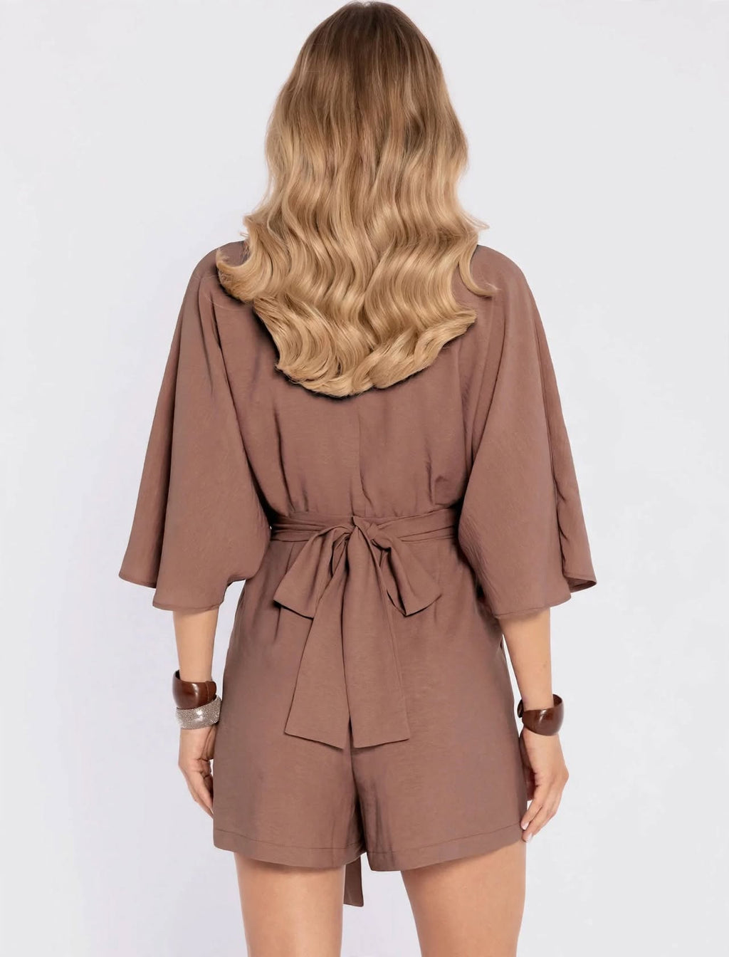 Der Jumpsuit in Marron Glacé mit weiten Kimonoärmeln und Bindegürtel