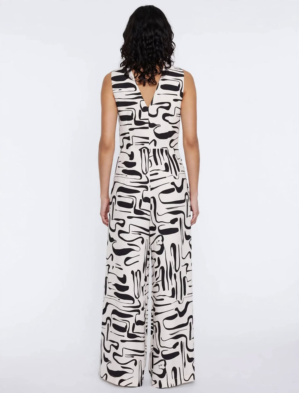 Jumpsuit mit Grafik-Print in Schwarz & Ecru, ärmellos mit V-Ausschnitt.